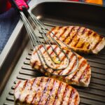 Pince et fouet Foodie Börner retournant des grillades sur une plancha