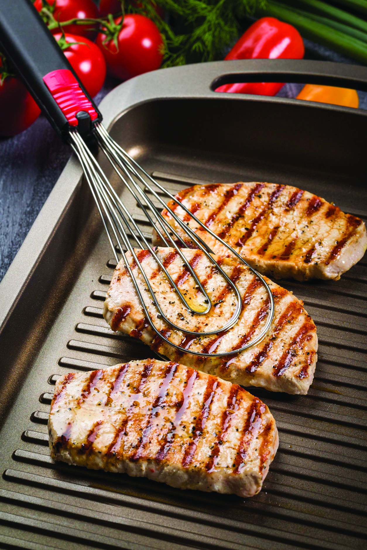 pince-fouet-foodie-borner-grillades Pince et fouet Foodie Börner retournant des grillades sur une plancha