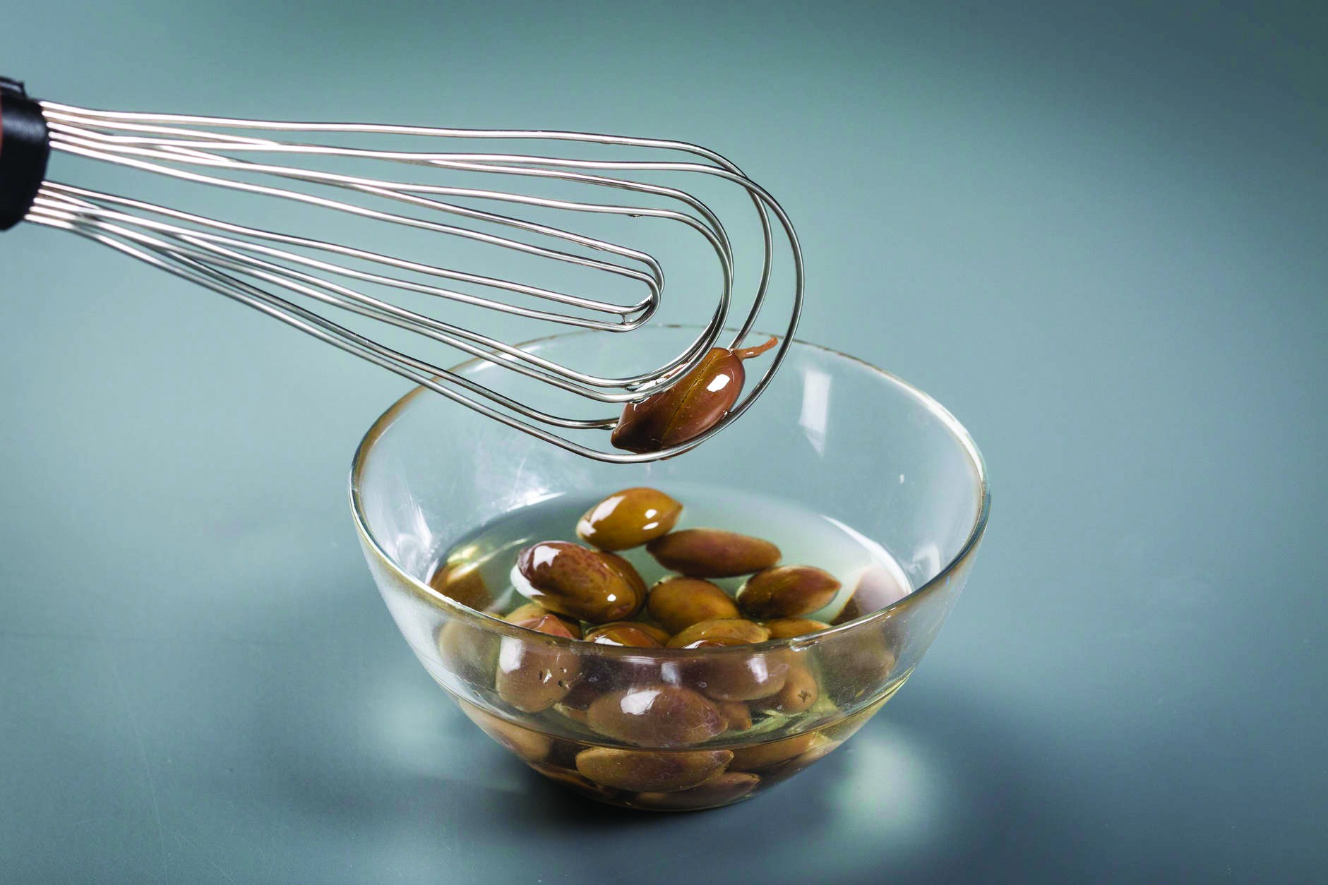 pince-fouet-foodie-borner-olives Pince et fouet Foodie Börner attrapant des olives dans un bocal